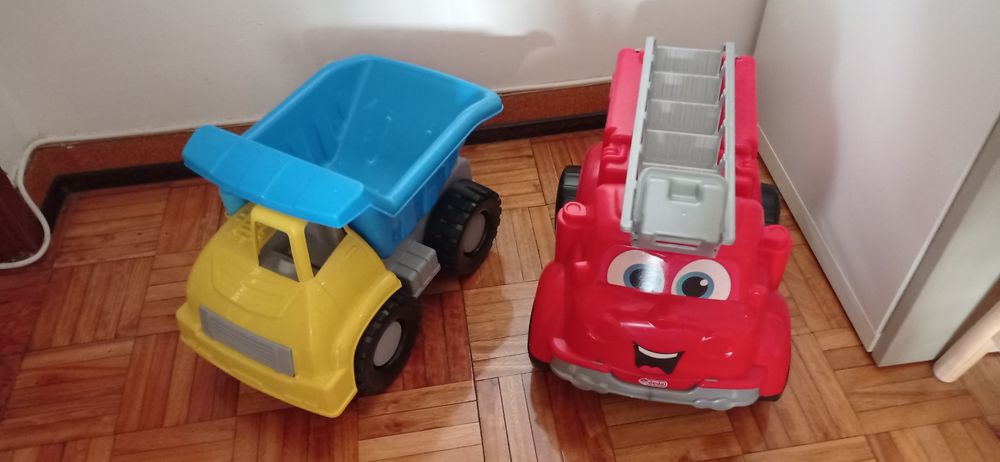 Camiões de brincar de criança grandes