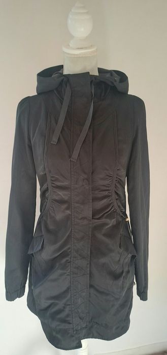 Casaco/ Parka preto, com detalhes diferentes Tam 38