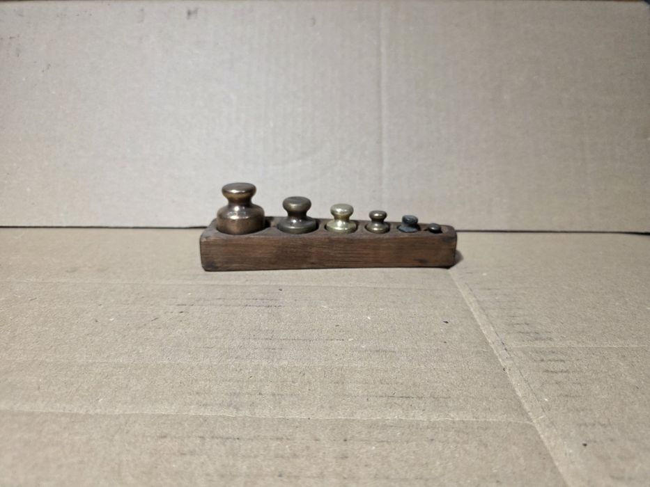 Zestaw odważników mosiężnych z 1937r. 1/2-20dkg