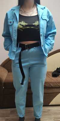 Женский джинсовый костюм голубого цвета