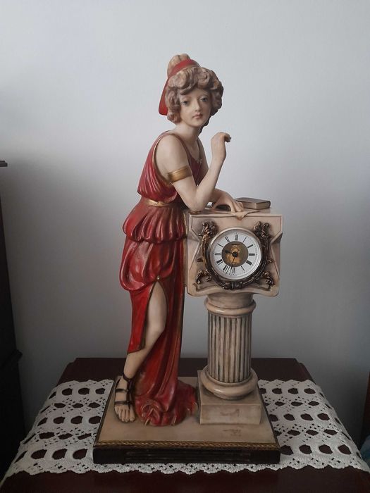 Vendo estatueta de uma senhora, em estilo clássico ou greco-romano