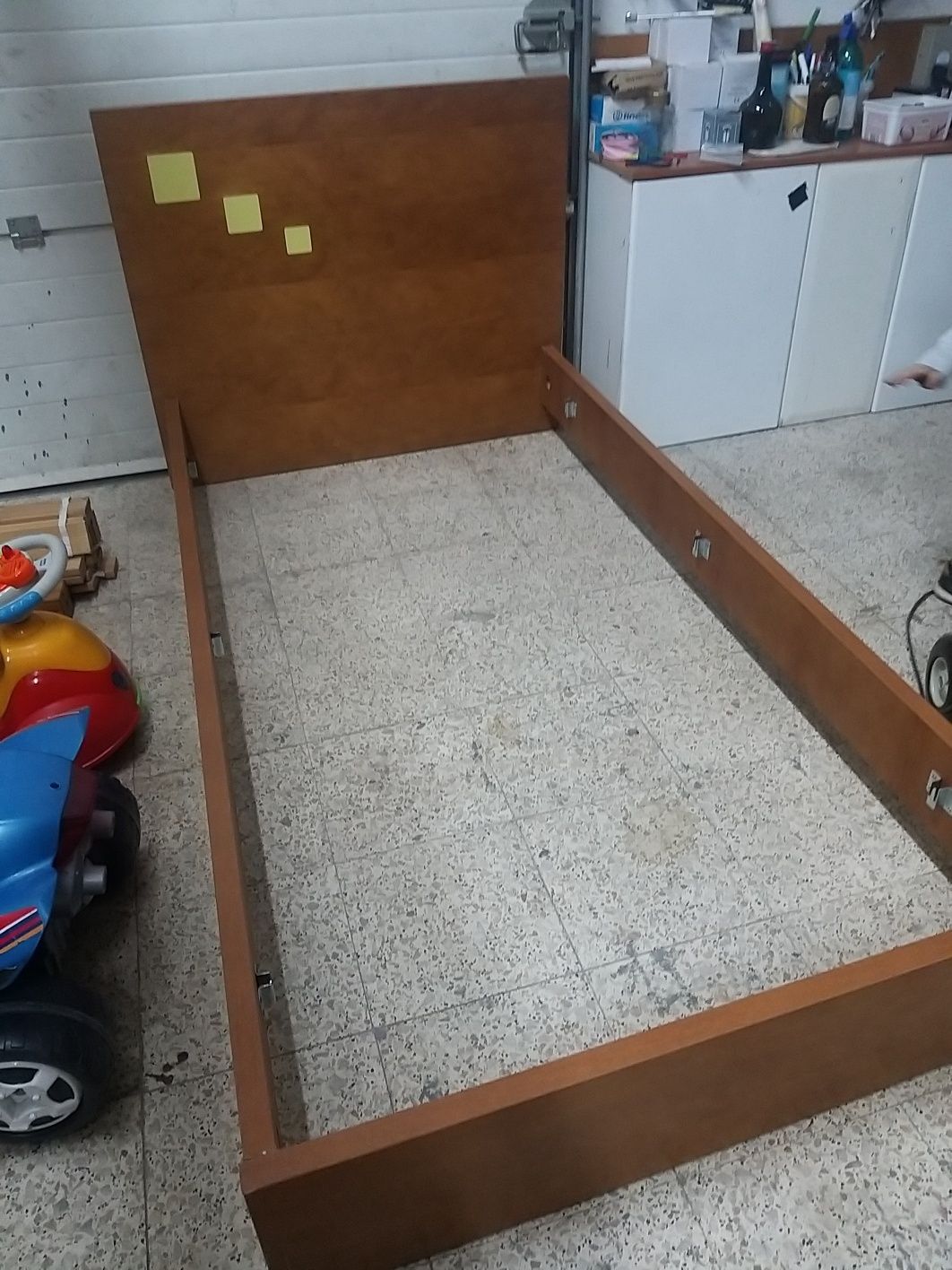 Vendo estrutura de cadeira do ikea e estrutura de cama de criança