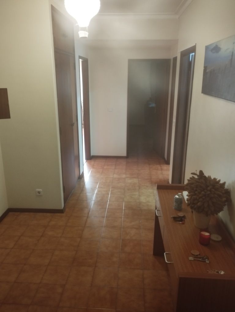 Quartos estudantes feminino junto macdonald