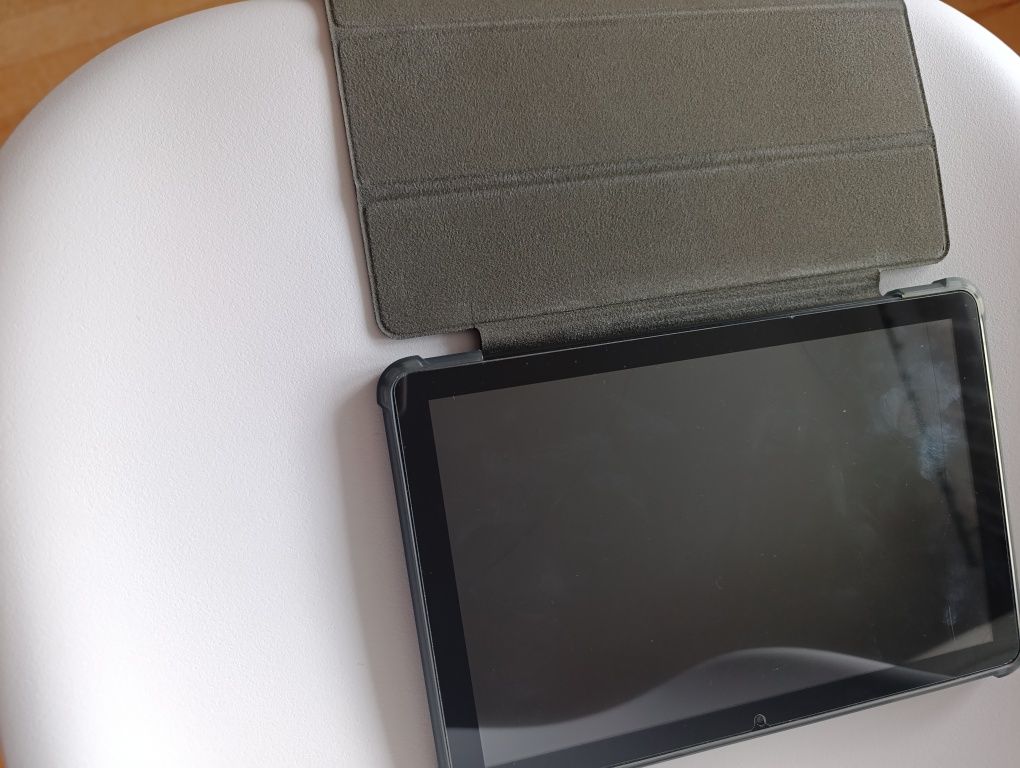 Tablet w etui     .