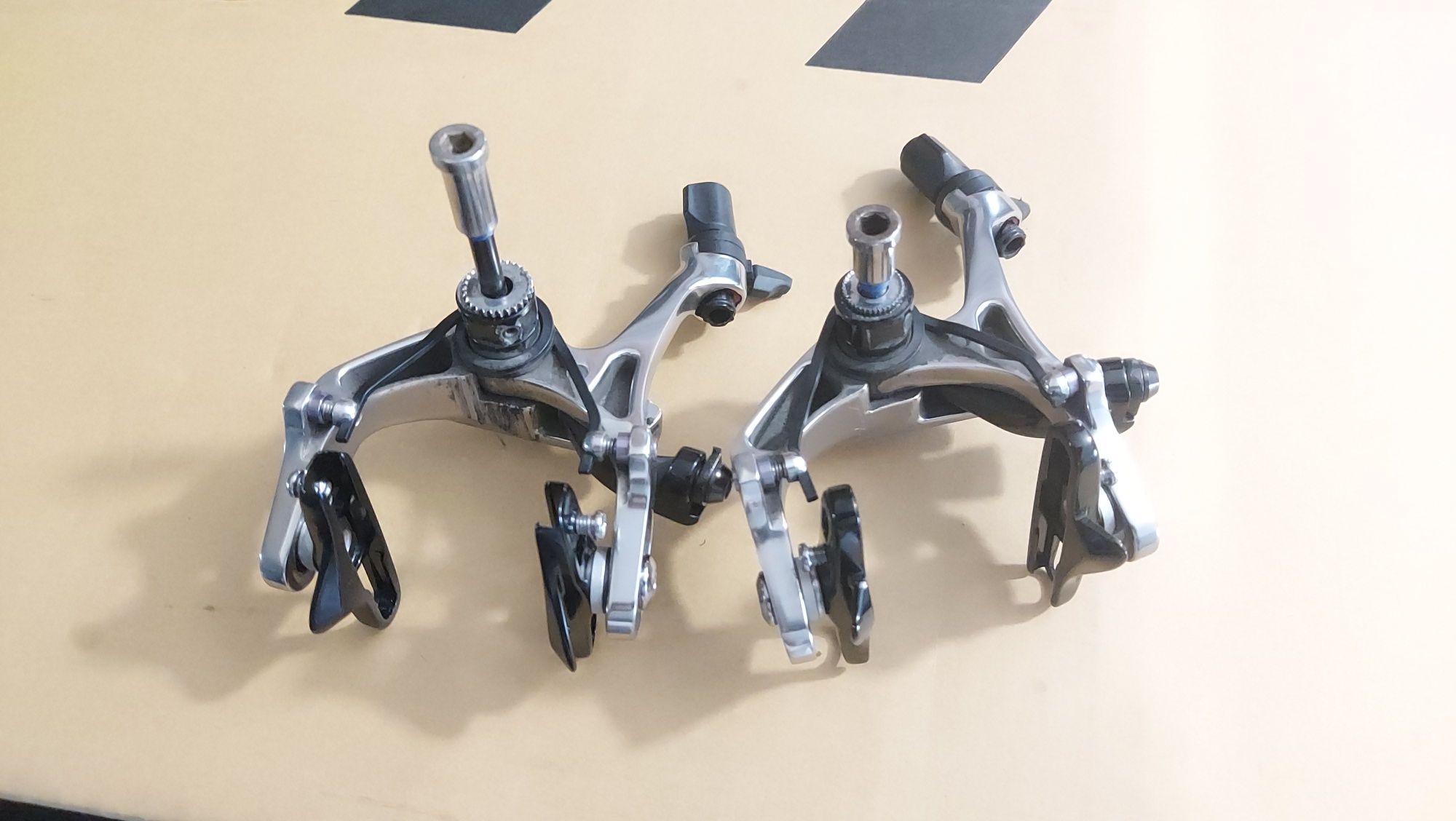 Travões Sram Red e Shimano Ultegra R8000