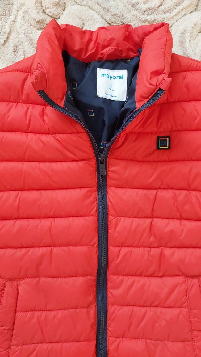 Легенька курточка mayoral, 110 розмір
