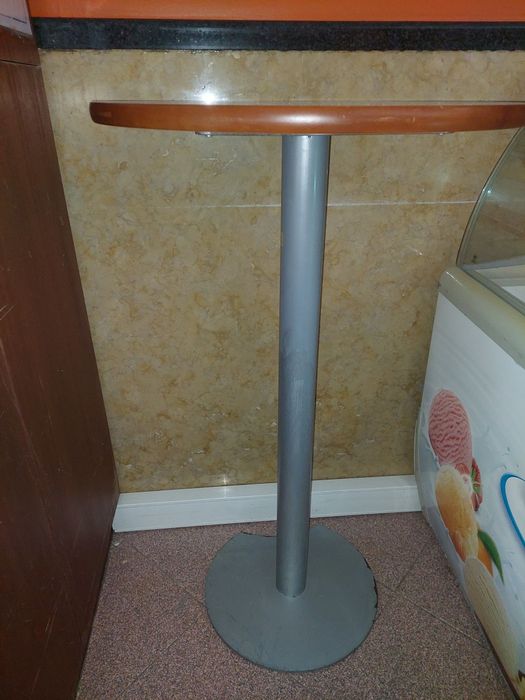Mesa alta usada em bom estado