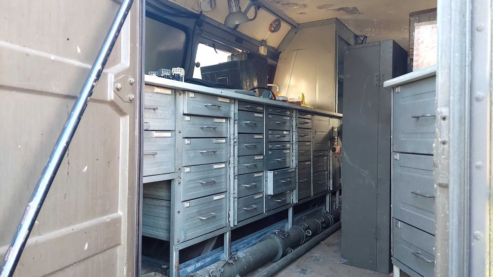 Stoły, szafki warsztatowe z zbudowy wojskowego pojazdu