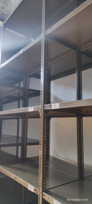 Prateleiras de armazém