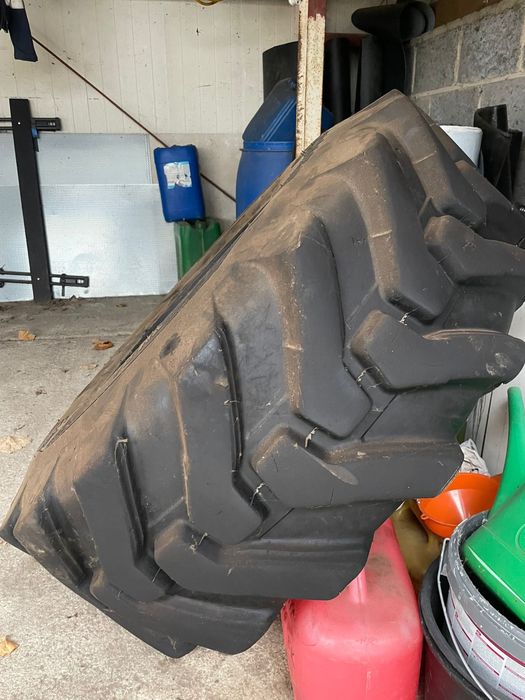 Opony przemysłowe całoroczne bezdętkowe.