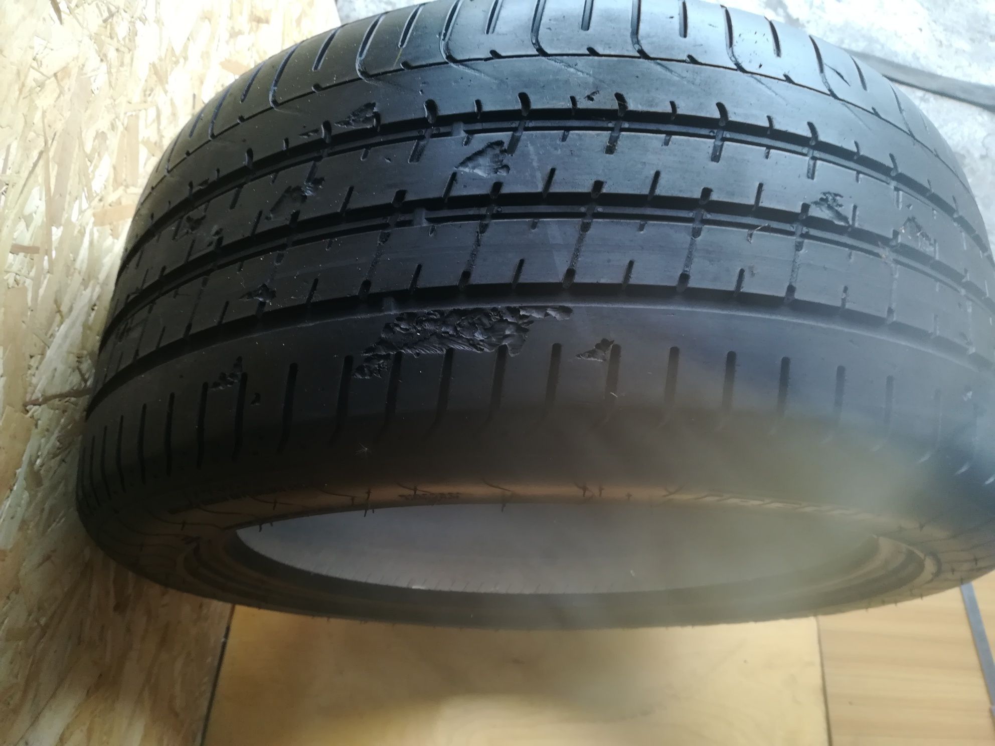 Opona letnia Pirelli P Zero 275/40ZR19 bieżnik 4 mm 0817 uszkodzenia