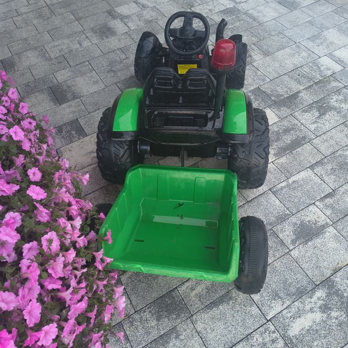 Traktor z przyczepą na akumulator grający na pilota