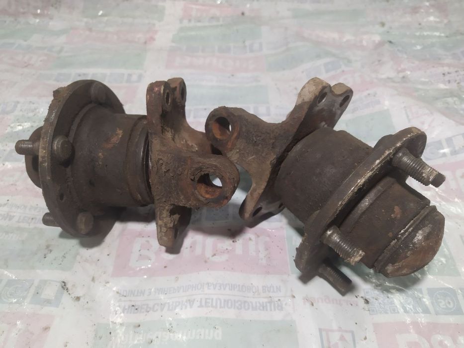 Пара поворотних кулаків (ступиць) ІЖ, "Москвич"