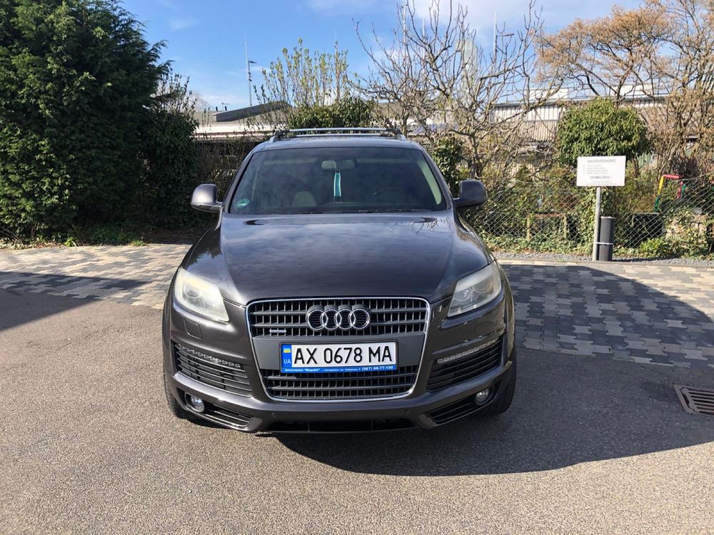 Audi Q7 S line v8