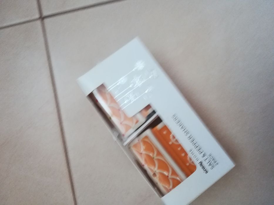 Komplet nowy. Ozdobne pojemniki na sól i pieprz