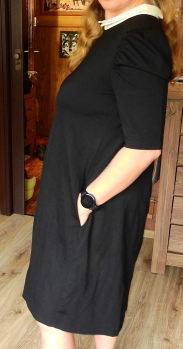 Czarna sukienka z białym kołnierzykiem Reserved rozmiar L