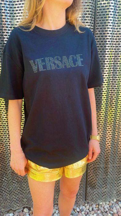 Czarna koszulka oversize z połyskującymi cyrkoniami