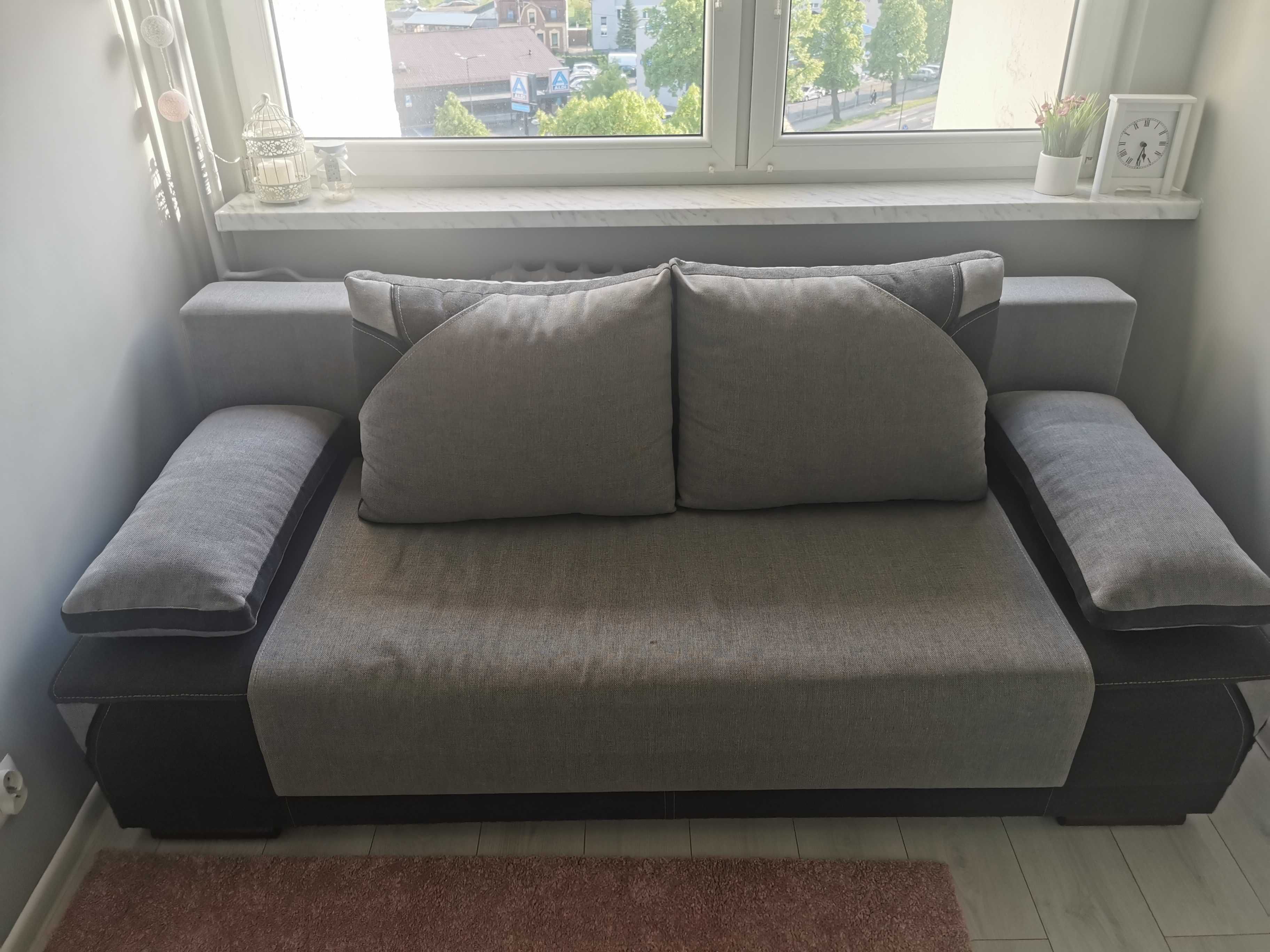 Stół z kompletem krzeseł i sofa