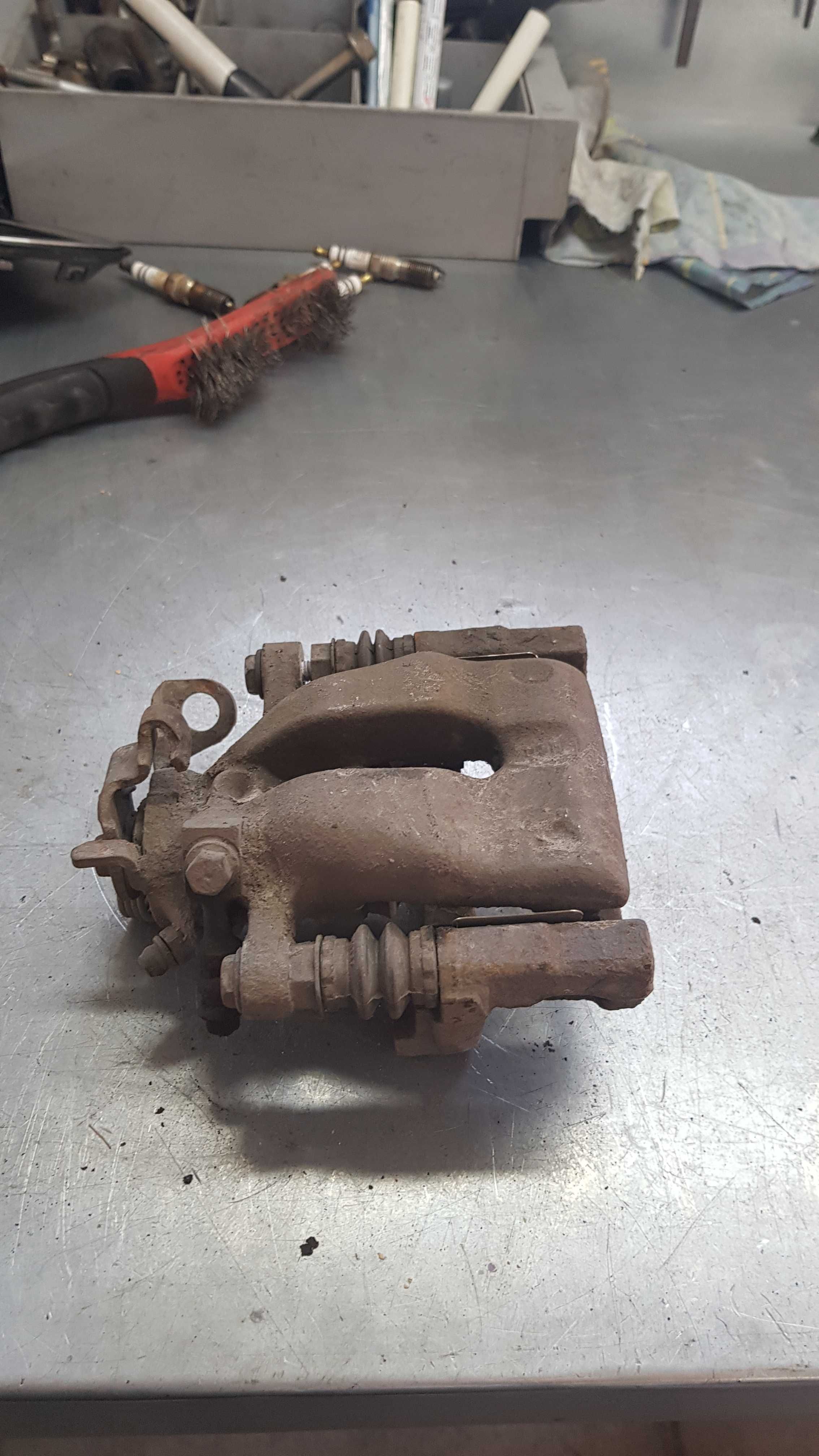 Opel Zafira A  2.2 Zaciski hamulcowe tył sprężyny stabilizator półoś