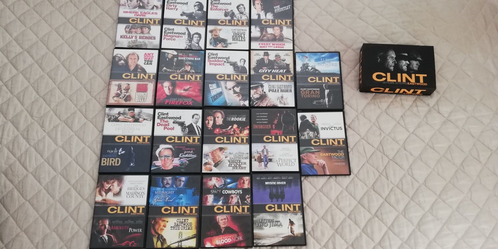 Pack com 35 filmes de Clint Eastwood em dvd (portes grátis)