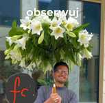 Parasol z żywych kwiatów.