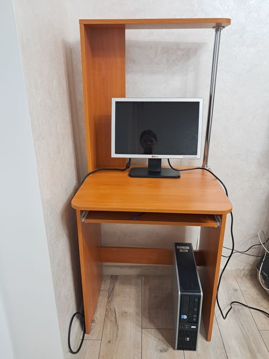 Стіл комп'ютерний компактний в ідеальному стані