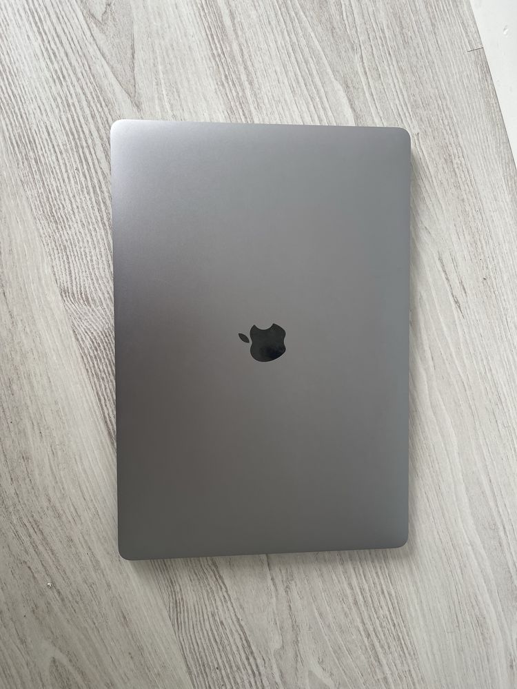 MacBook Pro 2019 com i7 — não está a ligar