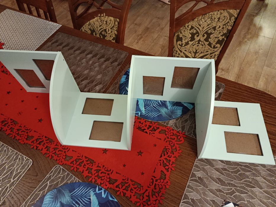 Półka narożna na zdjęcia