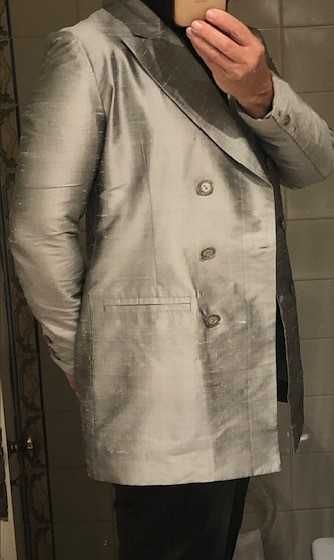 Blazer de senhora em seda de cor prateada, com discreto brilho