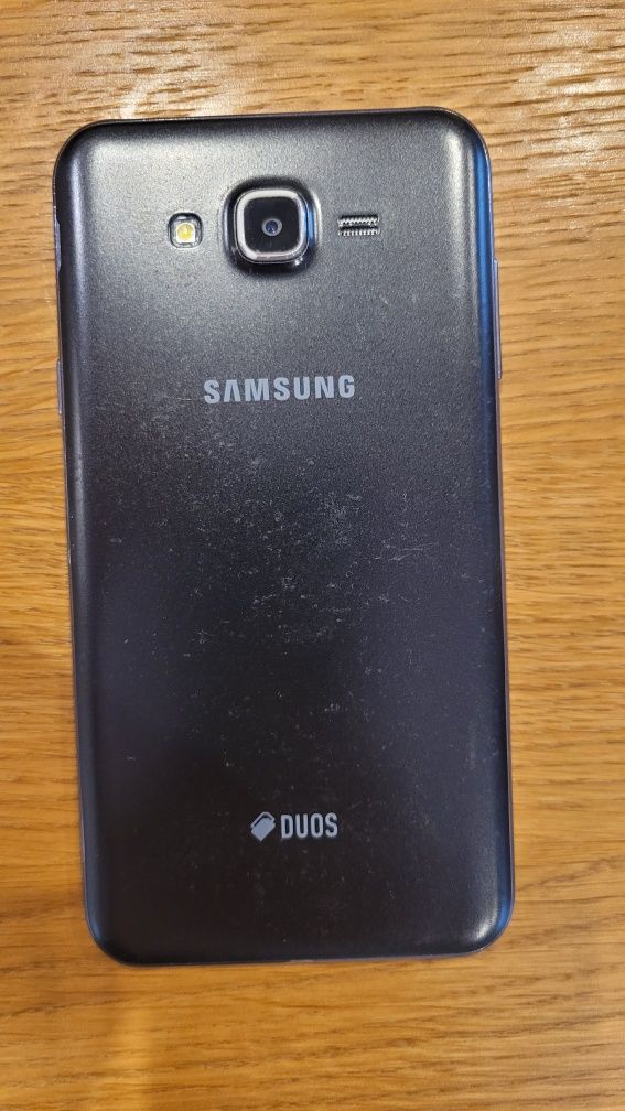 Samsung J7 Duos.