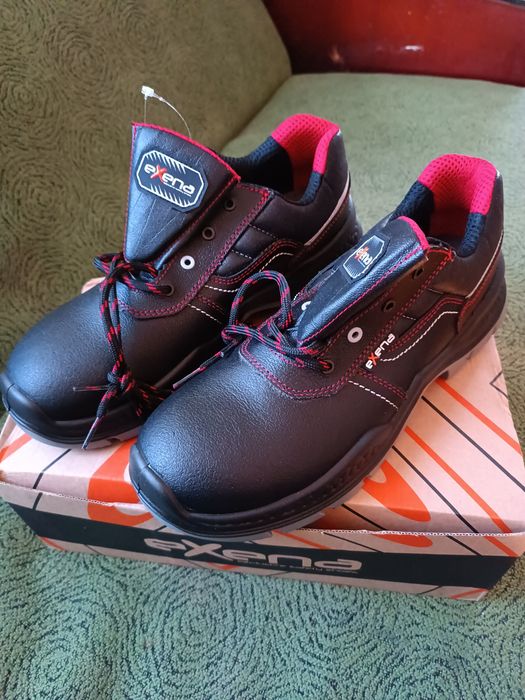 Продаются ботинки осенние,новые,42 размер полный,в отличном состоянии