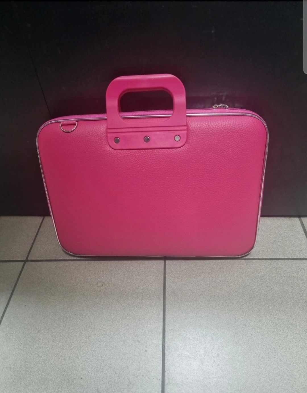 Różowa aktówka na dokumenty, laptop