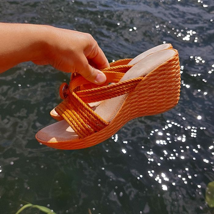 Pomarańczowe plecione klapki na koturnie 36