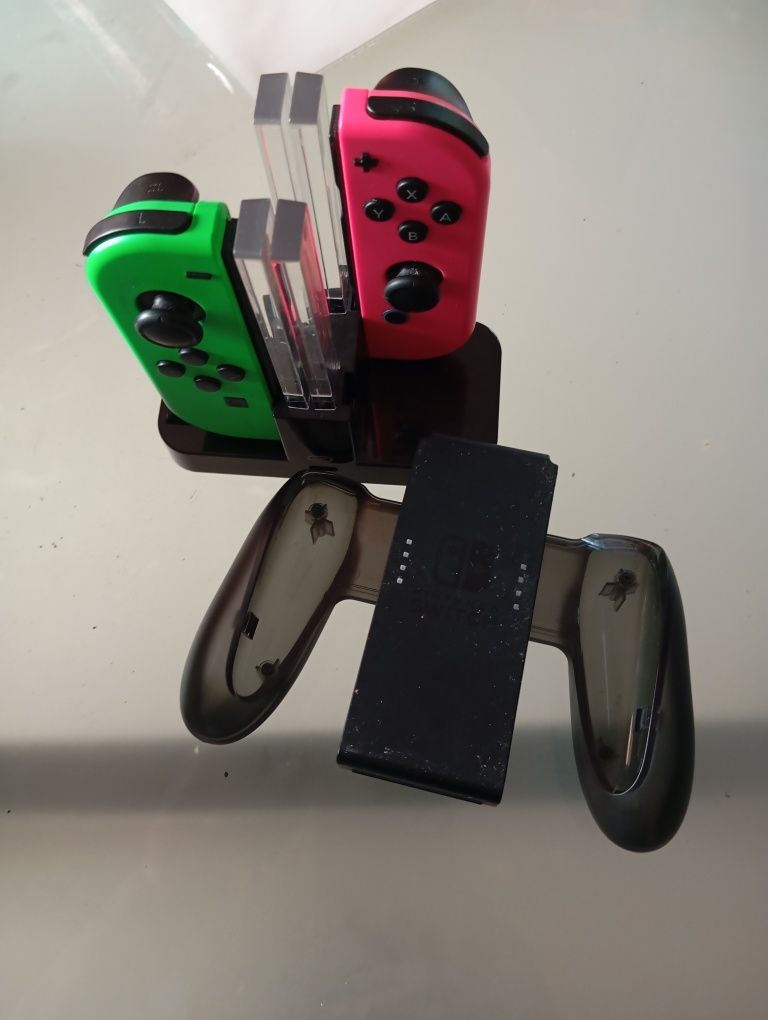 Joy-Con (par) + Base Carregamento 4x + Grip com Carga – Nintendo Switc