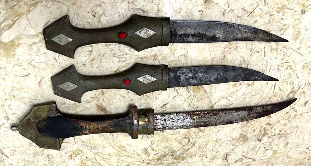 Facas decorativas antigas, forjadas à mão