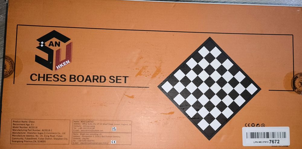 Szachy w  drewnianym pudełku