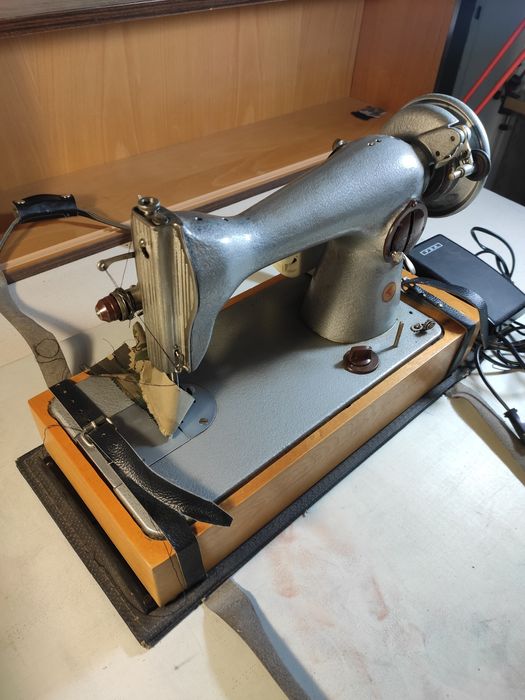 Продам бытовую швейную машинку с электро моторчиком