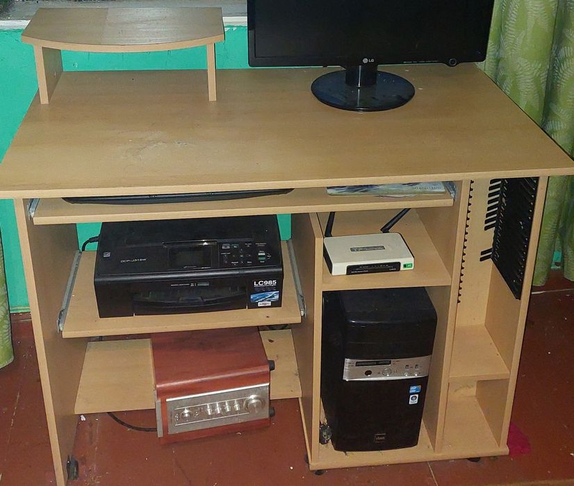 Biurko komputerowe z nadstawka na kółkach