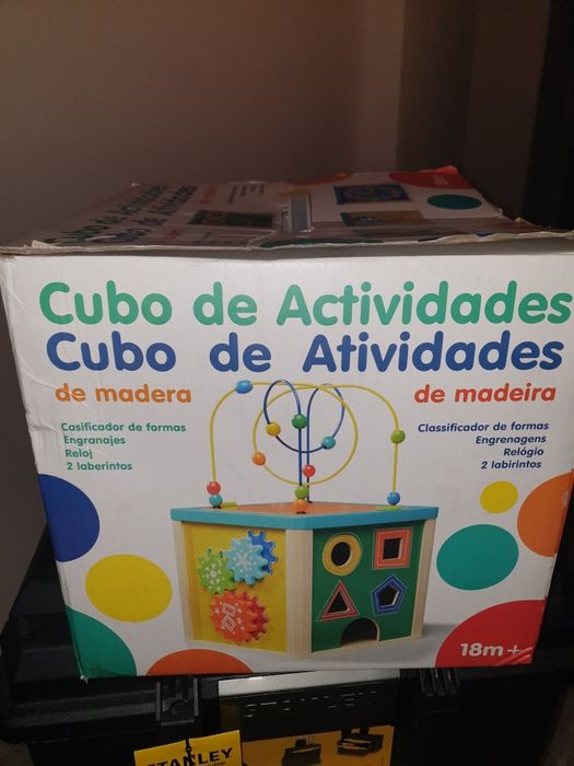 Cubo de actividades de madeira
