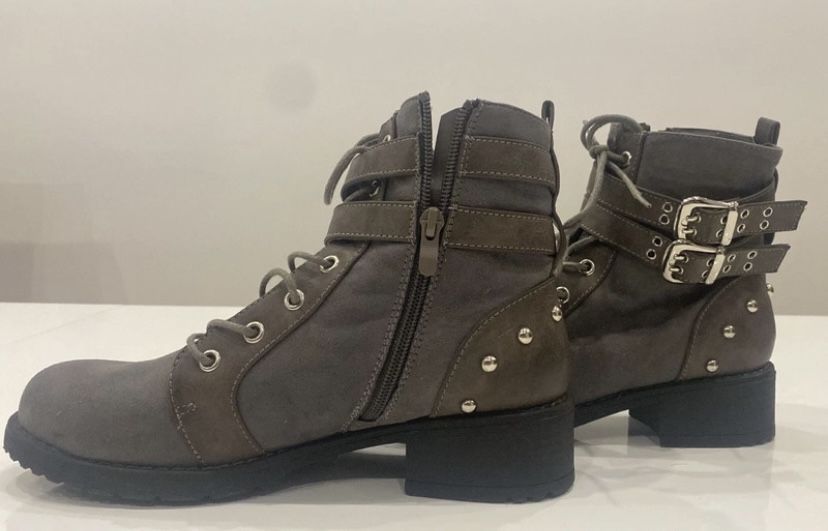 Botas cinzentas com fecho