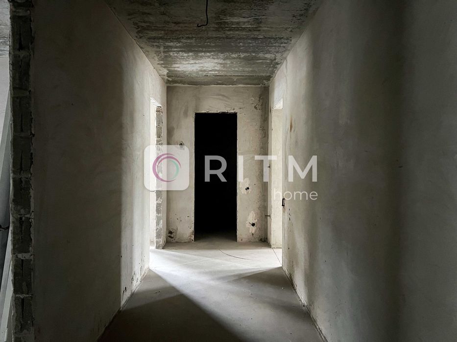 Продається простора квартира в ЖК «Над рікою» на першому поверсі.