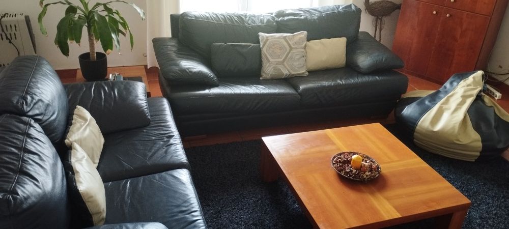 Conjunto sofás  em pele azul escuro