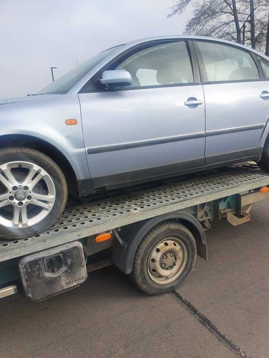 Volkswagen Passat B5 1.8 benzyna 20V 92kW sedan błękitny  na części