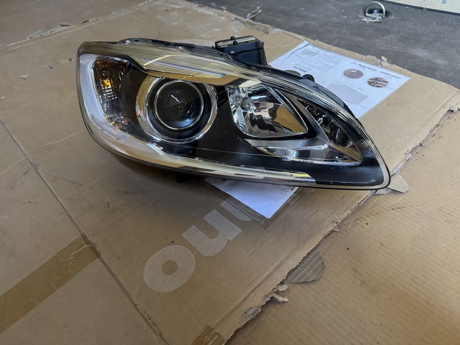 Volvo S60 V60 lift 2013- lampa prawy przód