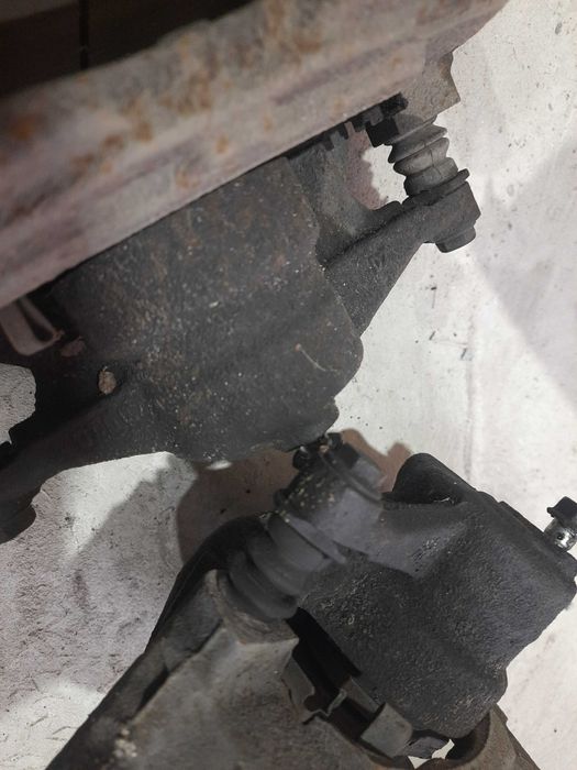 Передні гальмівні супорта скоби направляючі Тойота Авенсіс т27 2.2