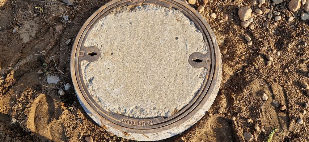 Sprzedam właz  betonowo -żeliwny.