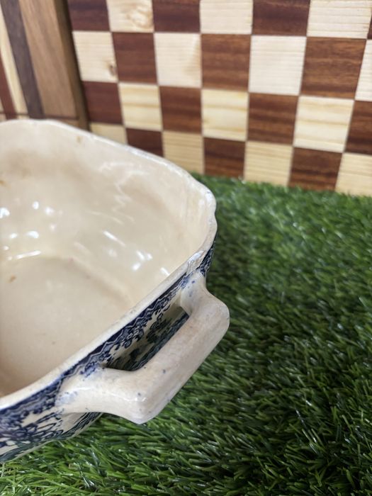 Terrina antiga sem tampa,