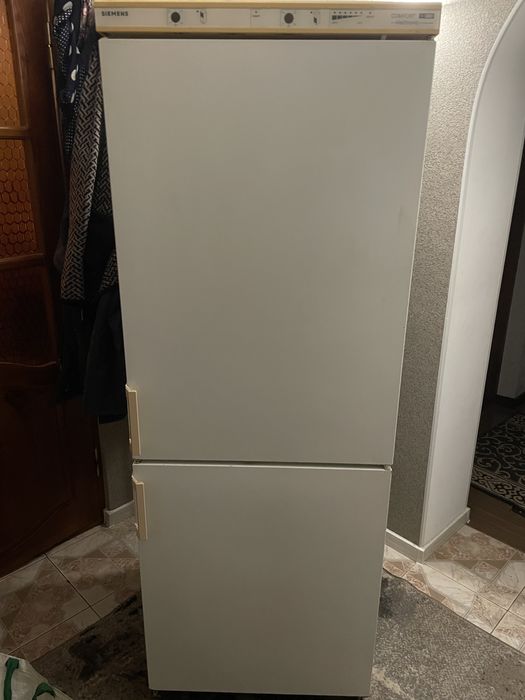 Холодильник двукамерний simens