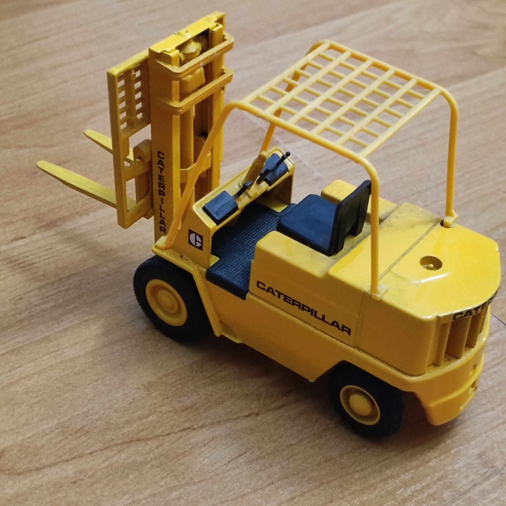 Model Joal Caterpillar wózek widlowy