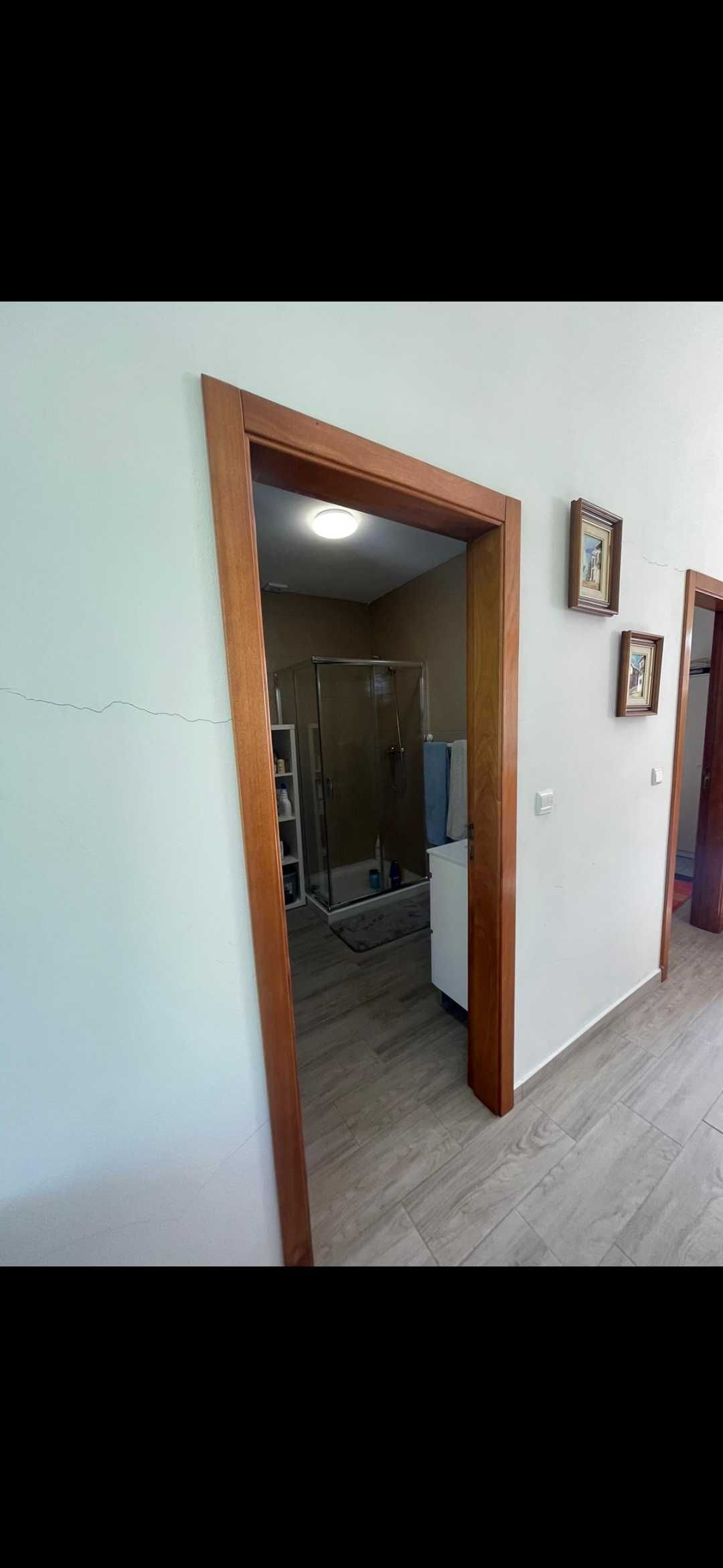 Vende se casa no centro da vila de Moes